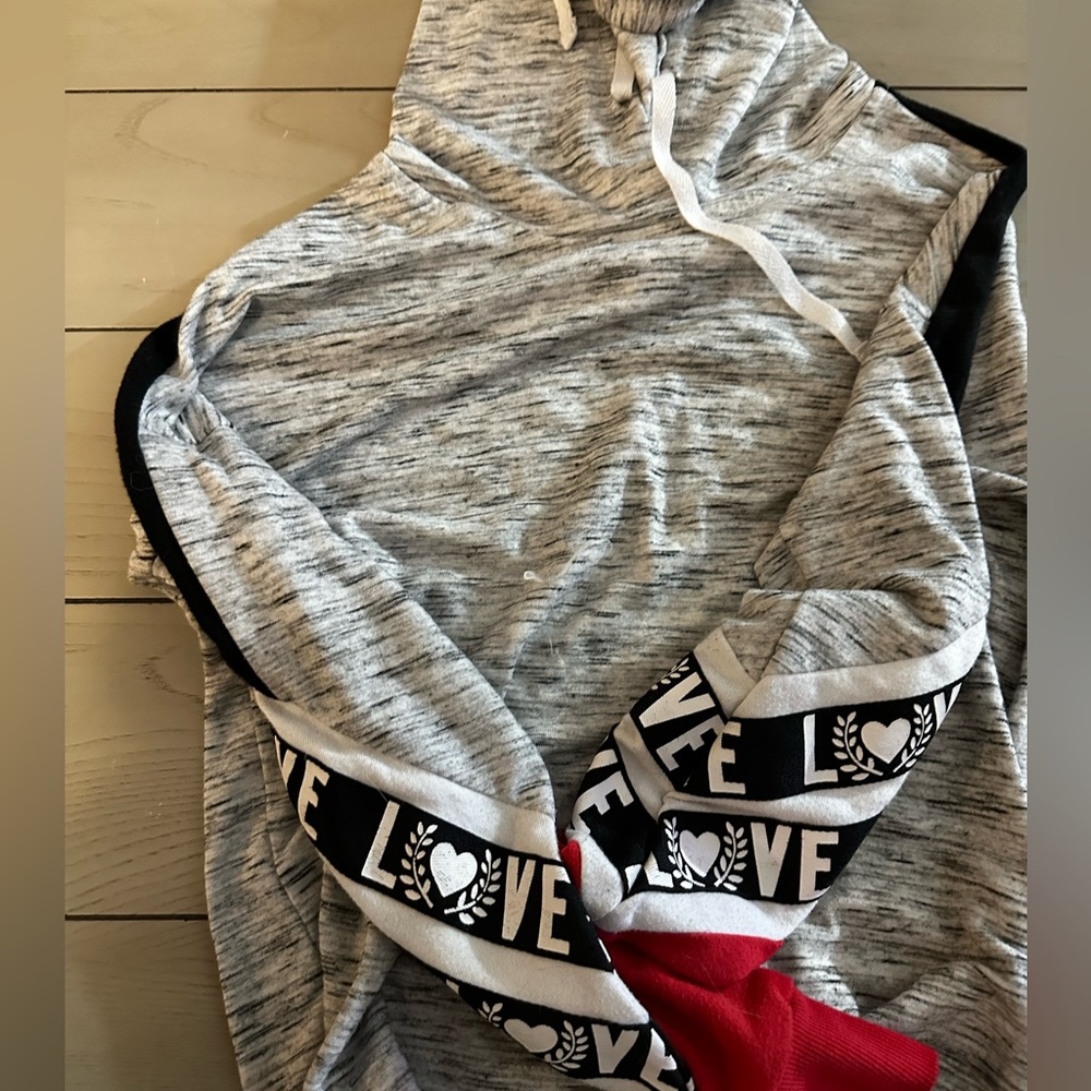 No boundaries love hoodie, XS
